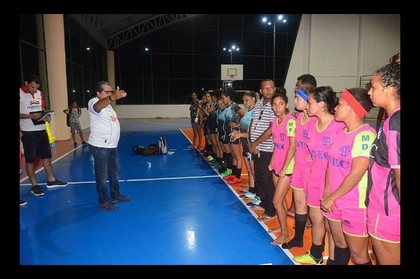 Secretário Luizinho, parabenizando equipes participantes capeãs do Torneio de inauguração da qu...